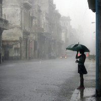 雨中撑伞女孩背影图片头像