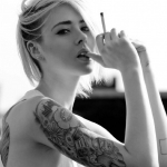 社会女生纹身抽烟头像 霸气的社会女生纹身抽烟图片头像