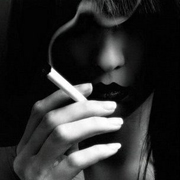 欧美抽烟女生头像黑白色