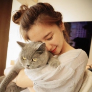 QQ女生抱猫头像 高清唯美的女孩抱小猫头像图片