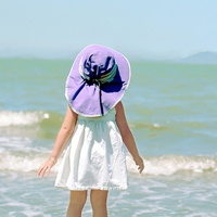 戴帽子的唯美女生头像海边背影