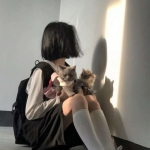 抱着猫侧面的女生头像 高清不露脸抱着猫的女生头像最新图片